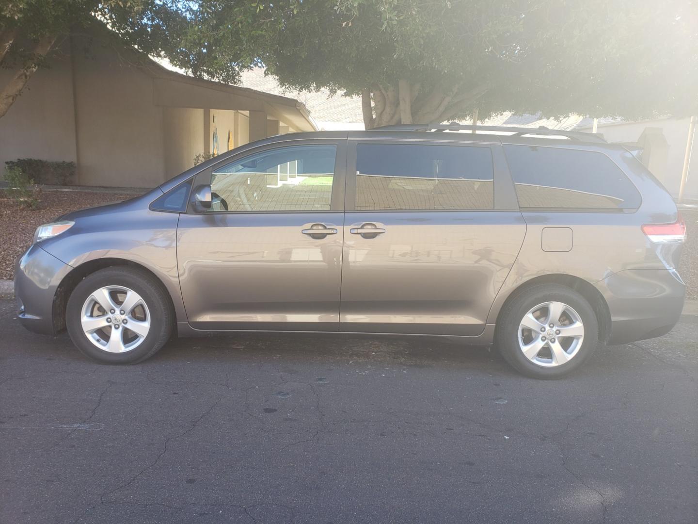 2012 /gray and lite gray Toyota Sienna le (5TDKK3DC2CS) with an 3.5L V6 DOHC 24V engine, 6-Speed Automatic Overdrive transmission, located at 323 E Dunlap Ave., Phoenix, AZ, 85020, (602) 331-9000, 33.567677, -112.069000 - Photo#6